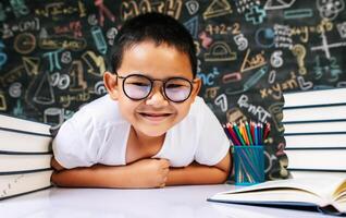 bambino seduto e recitante in classe foto