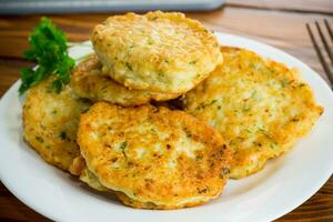 cucinato fritte Patata cotolette con erbe aromatiche foto