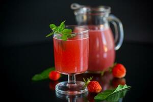 freddo estate fragola kvas con menta nel un' bicchiere foto