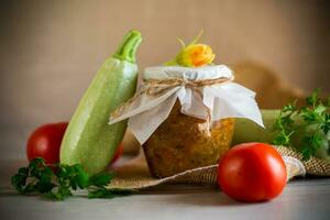 cucinato zucchine caviale con pomodori nel un' bicchiere vaso,. foto