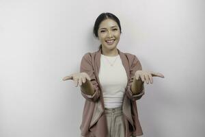 sorridente giovane asiatico donna dipendente indossare cardigan presentazione un idea, isolato di bianca sfondo foto