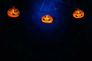 Halloween. ghirlanda con arancia zucche su il sfondo di ragnatele foto