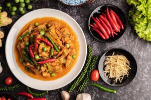 curry rosso con carne di maiale in un piatto bianco foto