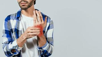 persone con artrite e mano dolore, uomo con dolore nel mani con copia spazio, giovane sofferenza persona con dolore nel mano articolazioni. uomo con artrite sfregamento il suo mani foto