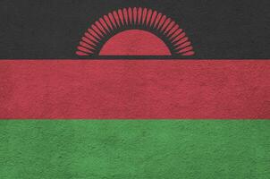 malawi bandiera raffigurato nel luminosa dipingere colori su vecchio sollievo intonacatura parete. strutturato bandiera su ruvido sfondo foto