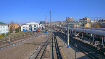 Transiberiana binari ferroviari vista del paesaggio della piattaforma in russia foto