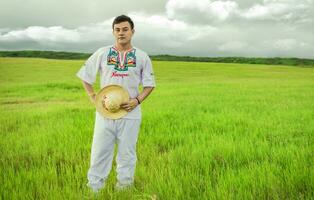 giovane uomo nel culturale e popolare costume a partire dal Nicaragua. concetto di uomo nel nicaraguense popolare costume, nicaraguense uomo nel popolare costume nel il campo, uomo indossare centrale americano popolare costume foto