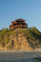 bungalow vicino il spiaggia, spiaggia ristorante su collina, concetto di un' Casa su il roccia foto