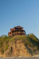 bungalow vicino il spiaggia, spiaggia ristorante su collina, concetto di un' Casa su il roccia foto