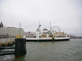 nave nel porto di helsinki finlandia foto