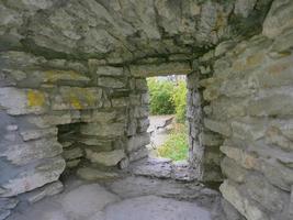 Muro di mattoni di pietra centro storico città vecchia di tallinn, estonia foto