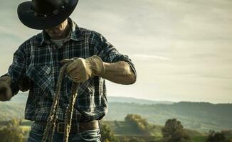 americano sud-ovest proprietario di ranch Lavorando all'aperto foto