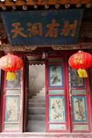 tempio nelle grotte della cortina d'acqua di tianshui wushan, gansu china foto