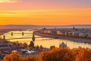 panoramico Visualizza di budapest e Danubio fiume a tramonto, Ungheria, panoramico Visualizza al di sopra di il budapest a tramonto, ai generato foto