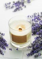 aroma candela. lavanda candela su un' bianca piastrella sfondo. foto