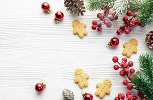 Natale i regali, Pan di zenzero biscotti, decorazioni con Natale albero. foto