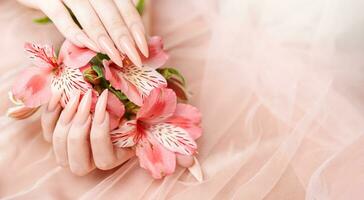 elegante pastello rosa naturale manicure. foto