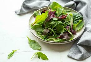 mescolare insalata le foglie foto