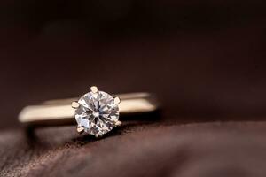 anello di fidanzamento con diamante foto