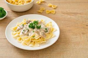 farfalle con salsa di panna bianca ai funghi foto