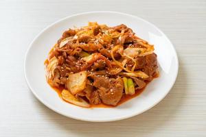 maiale saltato in padella con pasta piccante coreana e kimchi foto