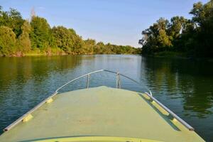 barca sul fiume foto