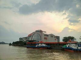 samarinda kalimantan timor, Indonesia 08 novembre 2023. Visualizza di Hotel edificio su il bordo di il mahakam fiume, est kalimantan foto