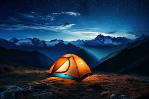 turista tenda nel il montagne a notte con stellato cielo, illuminato campo tenda sotto un' Visualizza di il montagne e un' stellato cielo, ai generato foto