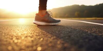 vicino su su il scarpa, corridore atleta piedi in esecuzione su il strada sotto luce del sole nel il mattina. ai generativo foto