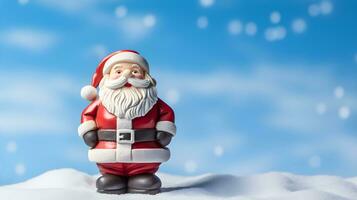 Santa Claus fatto di argilla su blu cielo con fiocco di neve sfocatura sfondo. carino Santa per Natale sfondo sfondo con testo spazio. foto