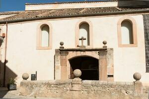 facciata e principale Ingresso di santi justo e pastore Chiesa. sepolveda foto