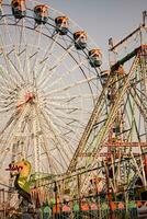 avvicinamento di multicolore gigante ruota durante Dussehra mela nel delhi, India. parte inferiore Visualizza di gigante ruota oscillazione. ruota panoramica con colorato cabine durante giorno volta. foto