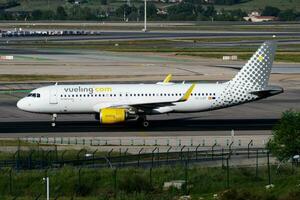 vueling le compagnie aeree passeggeri aereo a aeroporto. programma volo viaggio. aviazione e aereo. aria trasporto. globale internazionale trasporto. volare e volare. foto