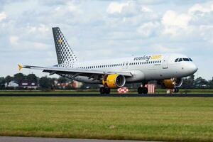 vueling passeggeri aereo a aeroporto. programma volo viaggio. aviazione e aereo. aria trasporto. globale internazionale trasporto. volare e volare. foto