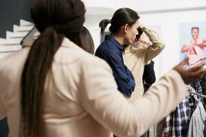 grande folla di stressato impaziente diverso persone i clienti in attesa nel linea a moda memorizzare Ingresso durante di stagione vacanza i saldi. folla di ansioso gli acquirenti aspettare per nero Venerdì offerte foto