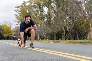 l'uomo si prepara per fare jogging nel parco, vista a filo foto