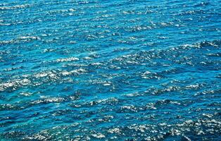 piccolo onde nel il oceano foto