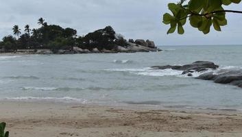 la vista della pietra garuda sulla costa di bangka belitung indonesia