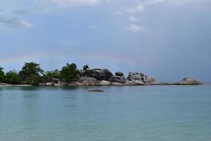 la vista della pietra garuda sulla costa di bangka belitung indonesia