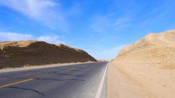 vista del paesaggio del cielo azzurro soleggiato e della strada principale nel qinghai cina foto