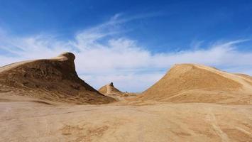 morfologia di ardang e cielo azzurro soleggiato a dunhuang gansu china foto