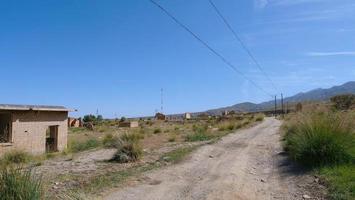 vista del paesaggio della piccola città del deserto, una location per le riprese in gansu china foto