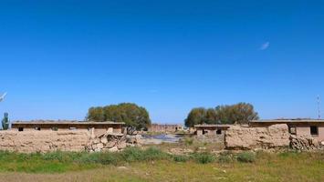 vista del paesaggio della piccola città del deserto, una location per le riprese in gansu china foto