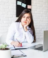 donna bruna triste o depressa che guarda lontano foto