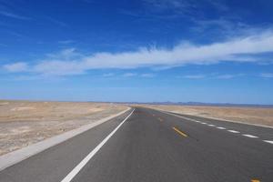 strada principale sotto il cielo blu soleggiato a dunhuang gansu china. foto