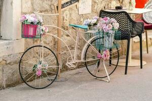 un' bicicletta con fiori foto