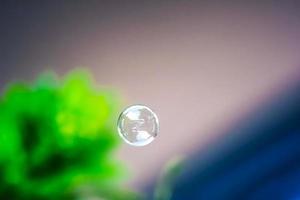 bolle d'acqua che galleggiano e cadono su foglie verdi foto