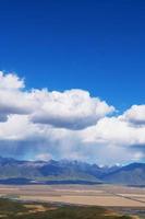 campi qilian del cielo blu nella cina del qinghai foto