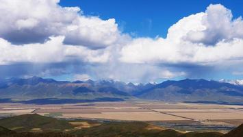 campi qilian del cielo blu nella cina del qinghai foto