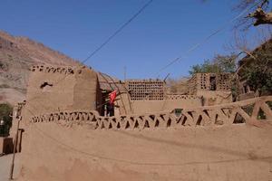 vecchia casa residenziale nella valle del villaggio di Tuyoq, nella provincia dello Xinjiang, in Cina. foto